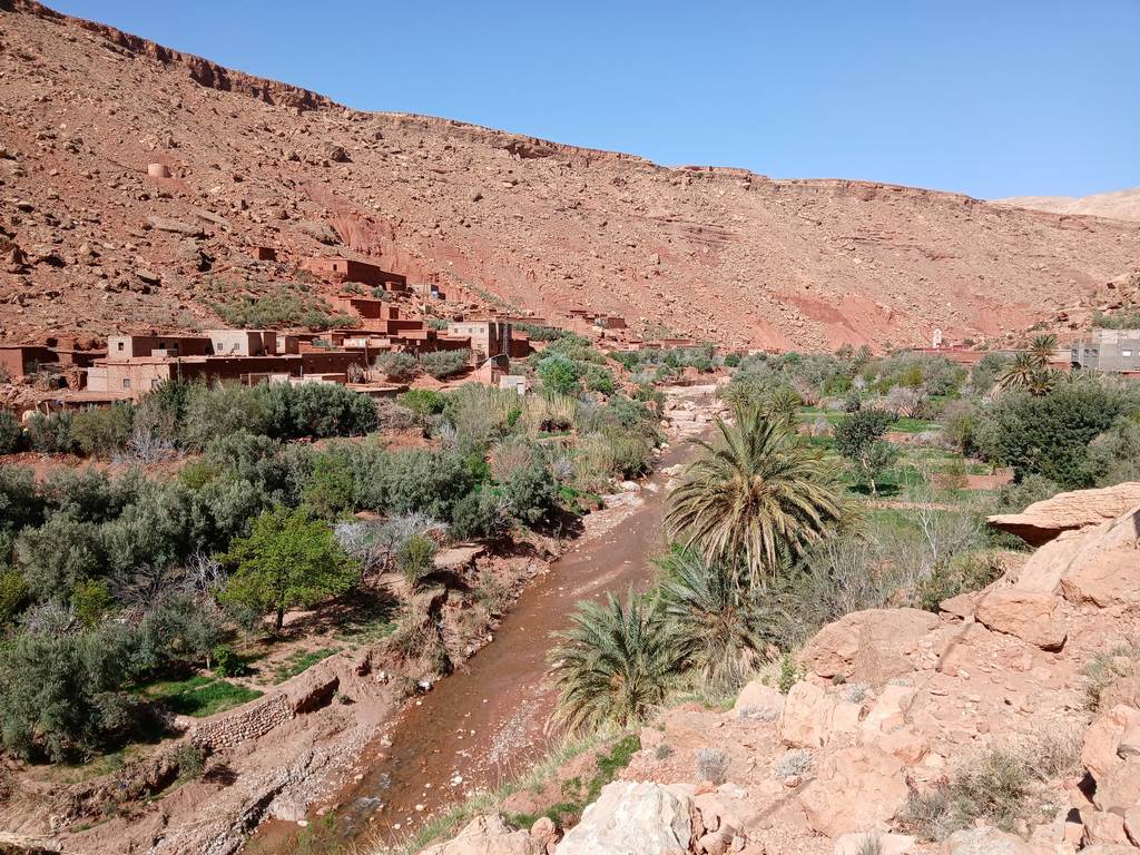 Voyage randonnée Maroc - Village de l'Atlas au bord d'une rivière
