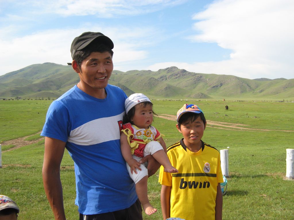 Le peuple mongol : un père et ses enfants dans la steppe mongole