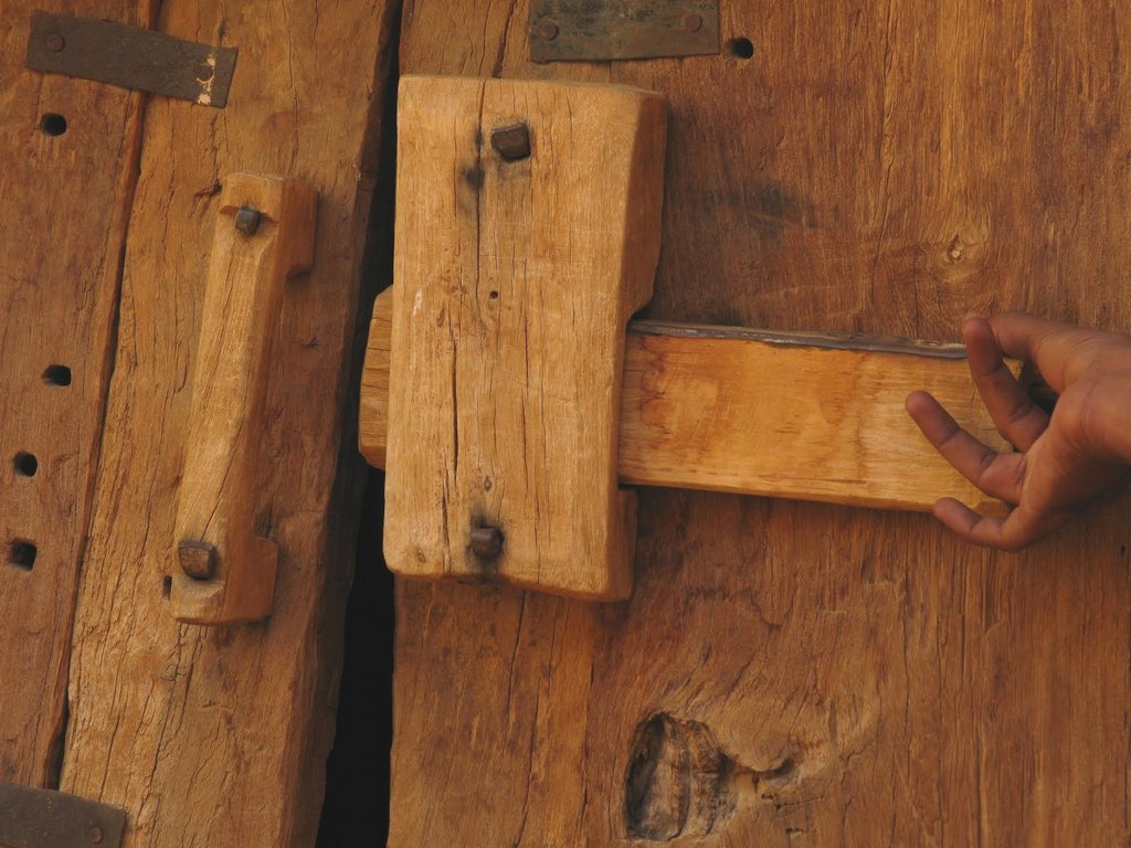 Récit de voyage dans le désert : le savoir... l'entrée de d'une des bibliothèques de Chinguetti