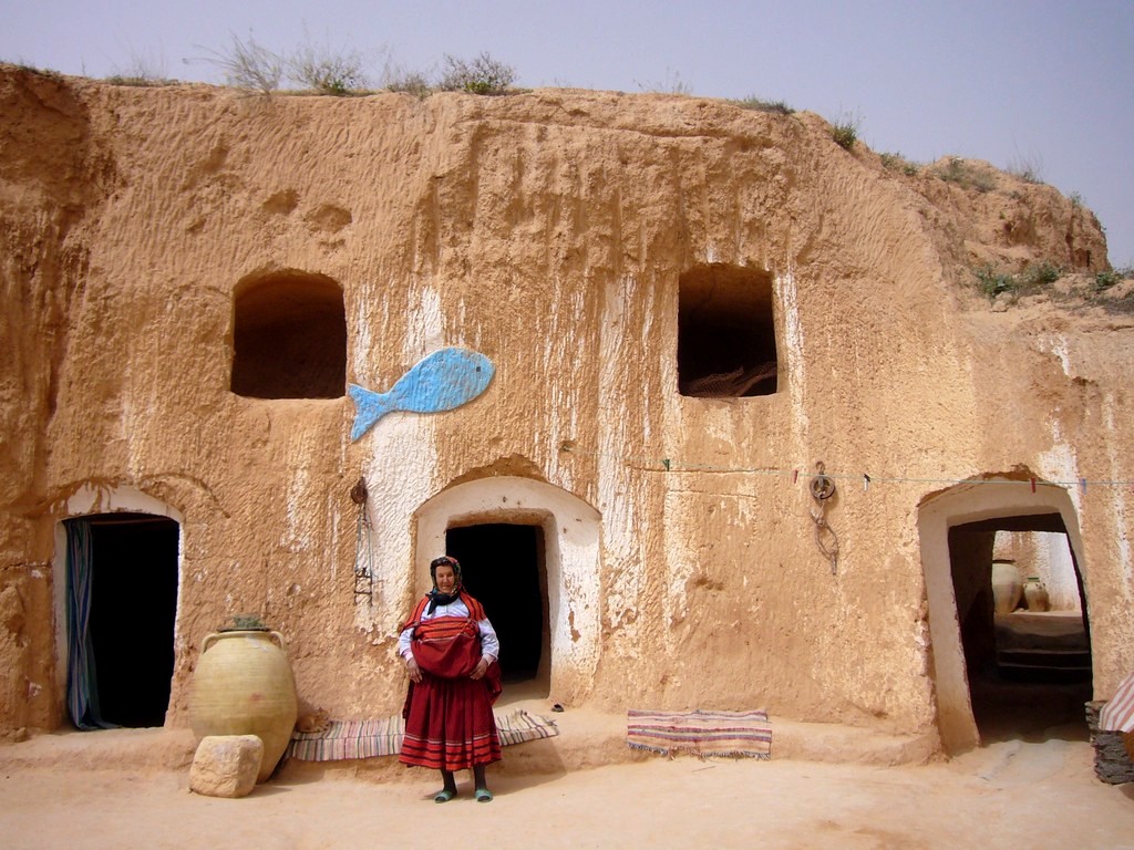 Histoire de la Tunisie : une femme Berbère dans les montagnes du Dahar