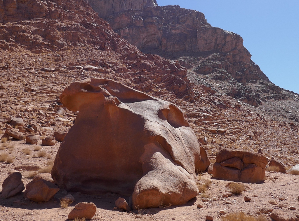 La géologie du Sinaï : des blocs de roches de granit rose au pied du Mont Sinaï