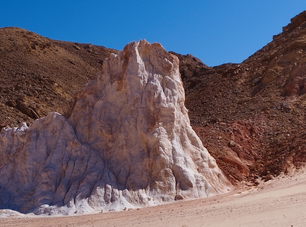 La géologie du Sinaï : des calcaires blancs dans le désert du Sinaï