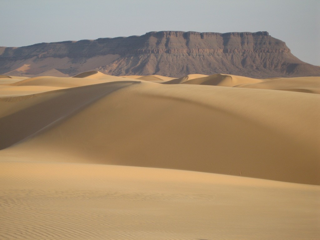 Marcher dans le désert mauritanien au cœur de la beauté nue